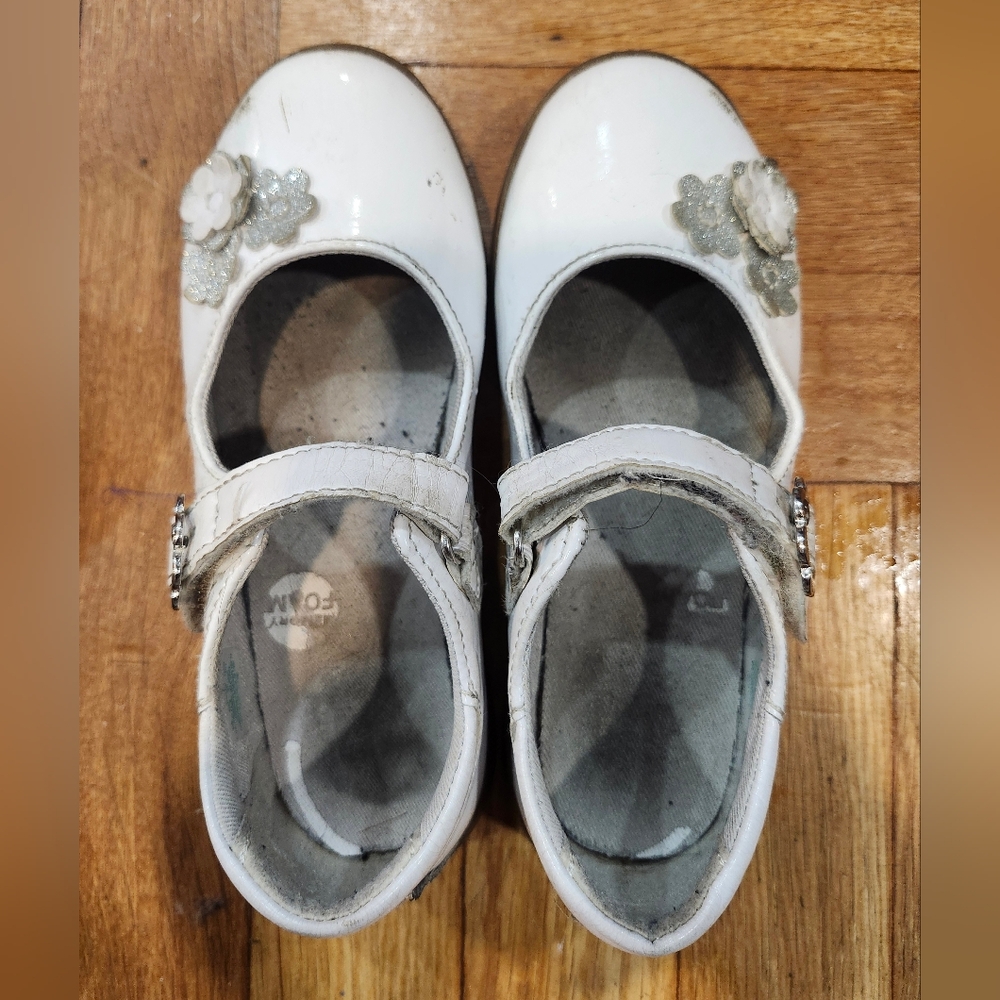 Stride Rite white mary jane with flowers. In good used condition. 12.5wide.